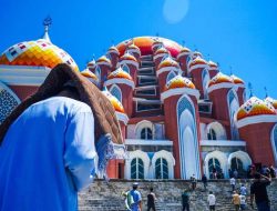 Masyarakat dan Pejabat Sulsel Shalat Id di Pelataran Masjid Kubah 99 Makassar