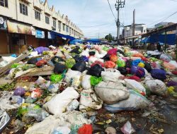 Sampah Makin Menggunung dan Busuk, Pendapatan Pedagang di Pasar Wonomulyo Anjlok