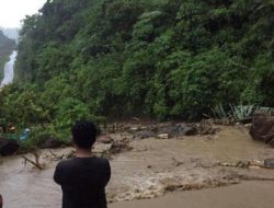 Longsor Tutup Jalan Poros Mamuju-Mamasa