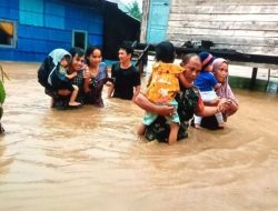 Warga Terjebak Banjir di Mamuju Dievakuasi Tim SAR Gabungan