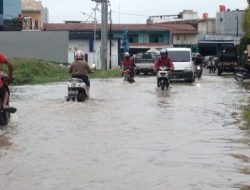 Warga Topoyo Minta Pemkab Mateng Perbaiki Drainase Depan Masjid Nurul Hidayah