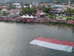 Pertama di Indonesia, Bendera Merah Putih Raksasa Dikibarkan di Teluk Mamuju