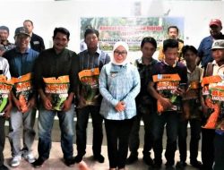 Bupati Mamuju Serahkan Benih Jagung kepada Petani