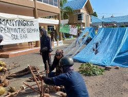 Tagih Janji Bupati, Mahasiswa Dirikan Tenda di Plataran Kantor Bupati Majene