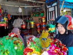 Jelang Maulid, Warga Mamuju Berburu Pernak Pernik