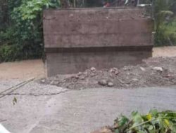Jembatan Penghubung Antar Dua Desa di Kecamatan Tammerodo Majene Terputus
