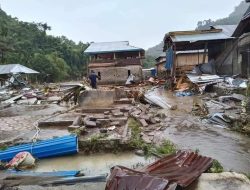 Rumah Tersapu Banjir, Ratusan Warga Sambalagia Tinggalkan Kampung