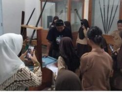 Siswa SD 2 Majene Ramai-Ramai Kunjungi Museum Mandar